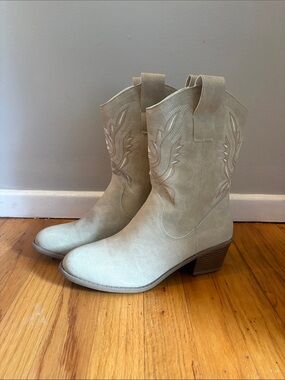 Women’s Beige Cowgirl Boots